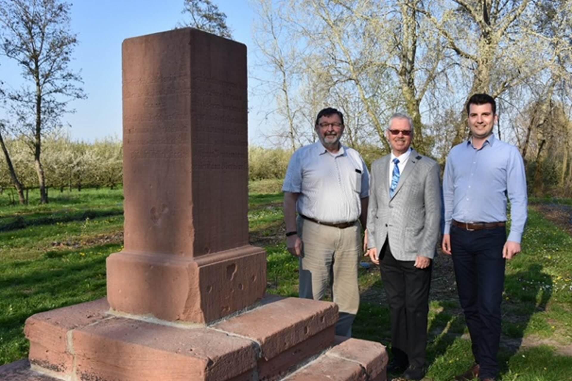 Gedenkstein für die ehemalige Wasserburg Gronau restauriert